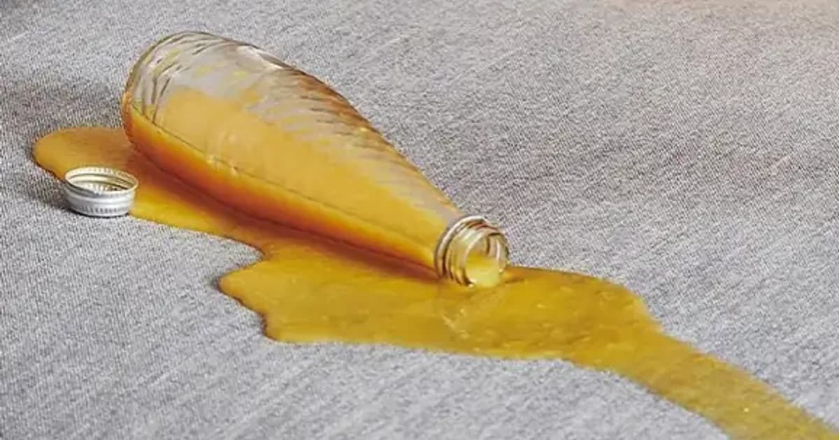 תמונת מאקרו של ריפוד לפני ניקוי מזרונים מקצועי